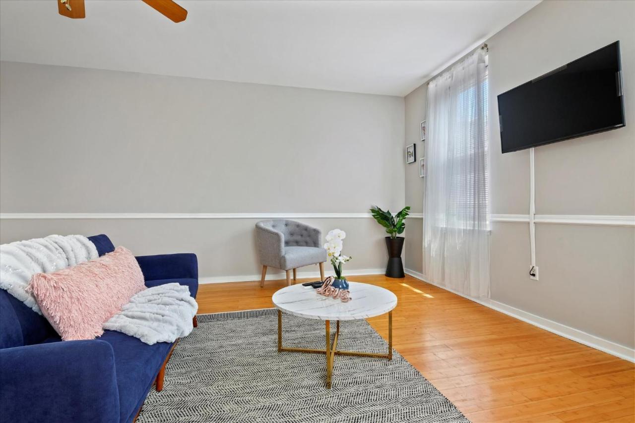 Cozy 1br W Deck Near Rittenhouse Apartment *